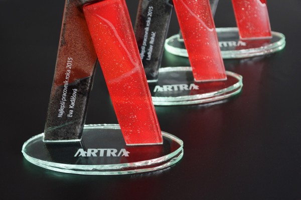 Ocenenia zo skla pre najlepších pracovníkov firmy ARTRA